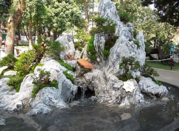 Thiết kế hòn non bộ trước nhà hợp phong thủy đón may mắn